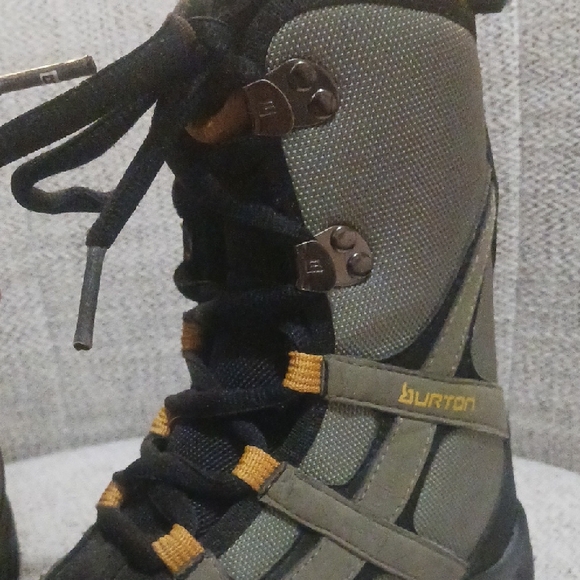 Used BURTON SKI BOOTS Boys Snowboard Boots - Picture 7 of 13